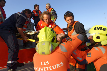 La station est idéalement située à la pointe du nord Cotentin sur la commune d'Auderville.Située aux abords du Raz Blanchard , à 10 miles nautique d'Aurigny et des Iles Anglo-Normandes, le rayon d'action de la station est vaste et se situe de la pointe de Flamanville coté ouest jusqu'au cap Lévy dans l'est.L'abri a une architecture unique en France et sa spécificité réside sur le fait que l'ensemble canot chariot (soit presque 30 tonnes au total ) pivote sur un axe d'une cale à l'autre afin d'être opérationnel  24 heures sur 24 et 365 jours par an quelque soit la marée et les conditions météorologiques.