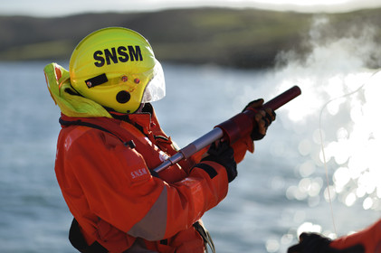 La station est idéalement située à la pointe du nord Cotentin sur la commune d'Auderville.Située aux abords du Raz Blanchard , à 10 miles nautique d'Aurigny et des Iles Anglo-Normandes, le rayon d'action de la station est vaste et se situe de la pointe de Flamanville coté ouest jusqu'au cap Lévy dans l'est.L'abri a une architecture unique en France et sa spécificité réside sur le fait que l'ensemble canot chariot (soit presque 30 tonnes au total ) pivote sur un axe d'une cale à l'autre afin d'être opérationnel  24 heures sur 24 et 365 jours par an quelque soit la marée et les conditions météorologiques.