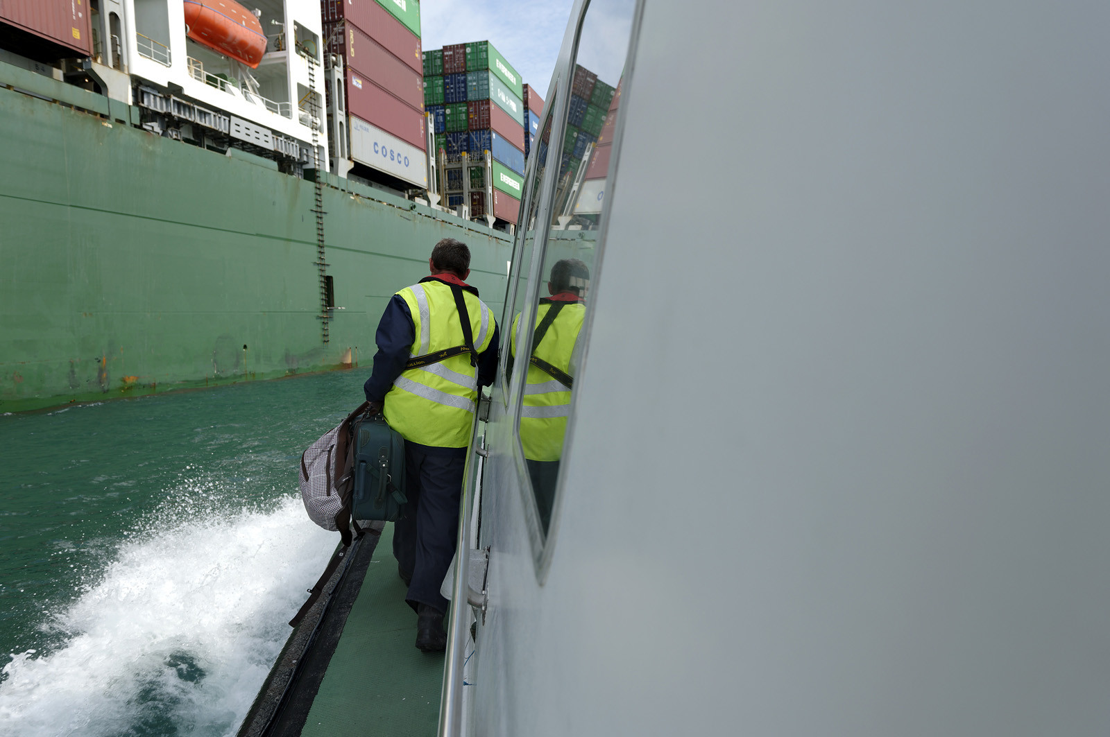 Une manoeuvre réussie est une catastrophe évitée de justesse dit-on.Une formule sans doute excessive mais qui a le mérite de maintenir à l'esprit de chacun qu'il n'existe pas de routine quand il s'agit de manoeuvrer des géants de plusieurs dizaines de milliers de tonnes dans les écluses et les bassins portuaires avec une précision de l'ordre du mètre. Tout l'art du pilote, fin connaisseur des lieux et de leurs pièges, est d'appréhender rapidement le comportement et les capacités manoeuvrières d'un navire inconnu. C'est à lui en effet qu'il appartient de conseiller le pacha pour la bonne réalisation de ce qui reste l'une des phases les plus délicates de l'expédition maritime : l'entrée en port puis l'accostage.