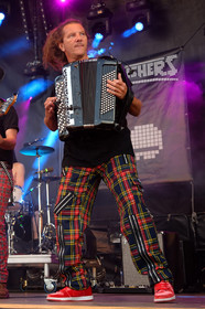 The ShoepolishersLes cireurs de pompe, dans la langue de Molière, n'en sont pas à leur coup d'essai. Avec pas moins de quatre albums dont un double live et un DVD vendu à plus de 10 000 exemplaires à leur actif, les Shoepolishers ont usé leurs savates sur une ribambelle de scènes et de festivals qu'ils ont peine à dénombrer. Leur musique, savant mélange folk rock agrémenté de consonances celtiques aux paroles un brin délirantes, constitue une invitation pour Blairoland. Ce monde fictif, peuplé de farfelus personnages dans un imaginaire conçu de toutes pièces, répand une énergie aussi électrisante que contagieuse sur scène. (http:  www.shoepolishers.fr)