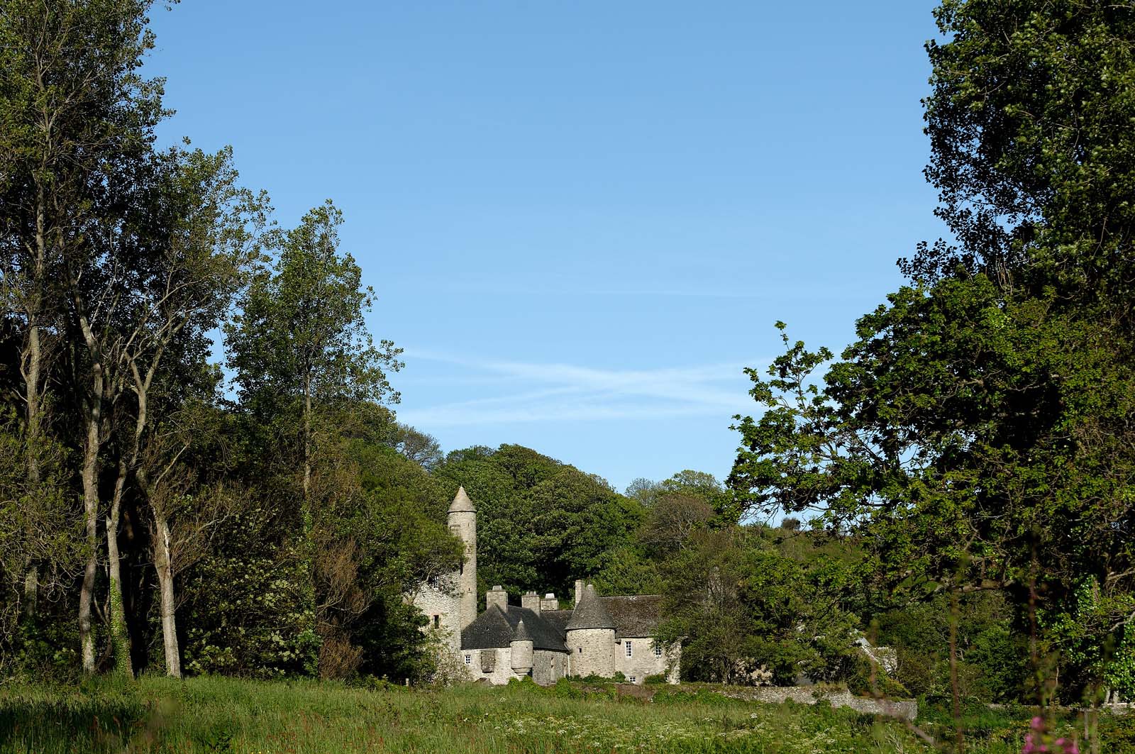 Le manoir du Dur Ecu est situé sur la commune d'Urville-Nacqueville (Manche).La légende attribue son nom à un épisode guerrier au cours duquel Guillaume le Conquérant aurait eu la vie sauvée par Robert Le Fort qui le protégea de son bouclier (on disait alors un écu).
