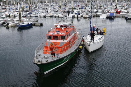 La station est idéalement située à la pointe du nord Cotentin sur la commune d'Auderville.Située aux abords du Raz Blanchard , à 10 miles nautique d'Aurigny et des Iles Anglo-Normandes, le rayon d'action de la station est vaste et se situe de la pointe de Flamanville coté ouest jusqu'au cap Lévy dans l'est.L'abri a une architecture unique en France et sa spécificité réside sur le fait que l'ensemble canot chariot (soit presque 30 tonnes au total ) pivote sur un axe d'une cale à l'autre afin d'être opérationnel  24 heures sur 24 et 365 jours par an quelque soit la marée et les conditions météorologiques.