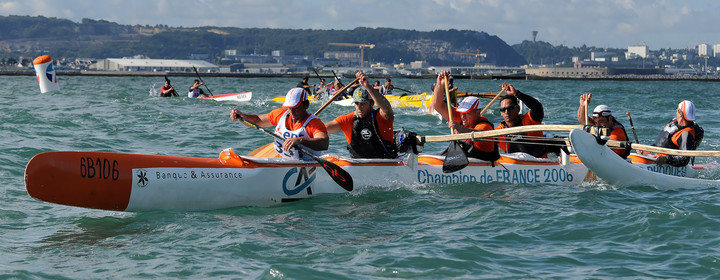 La rade de Cherbourg-en-Cotentin, qui figure parmi les plus grandes rades atificielles au monde, offre aux passionnés, débutants ou confirmés, la possibilité de pratiquer voile, aviron de mer, surf, kayak, ski nautique, funboard, plongée, kitesurf, waveski…