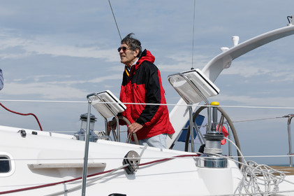 Jimmy CORNELLLa rade de Cherbourg-en-Cotentin, qui figure parmi les plus grandes rades atificielles au monde, offre aux passionnés, débutants ou confirmés, la possibilité de pratiquer voile, aviron de mer, surf, kayak, ski nautique, funboard, plongée, kitesurf, waveski…