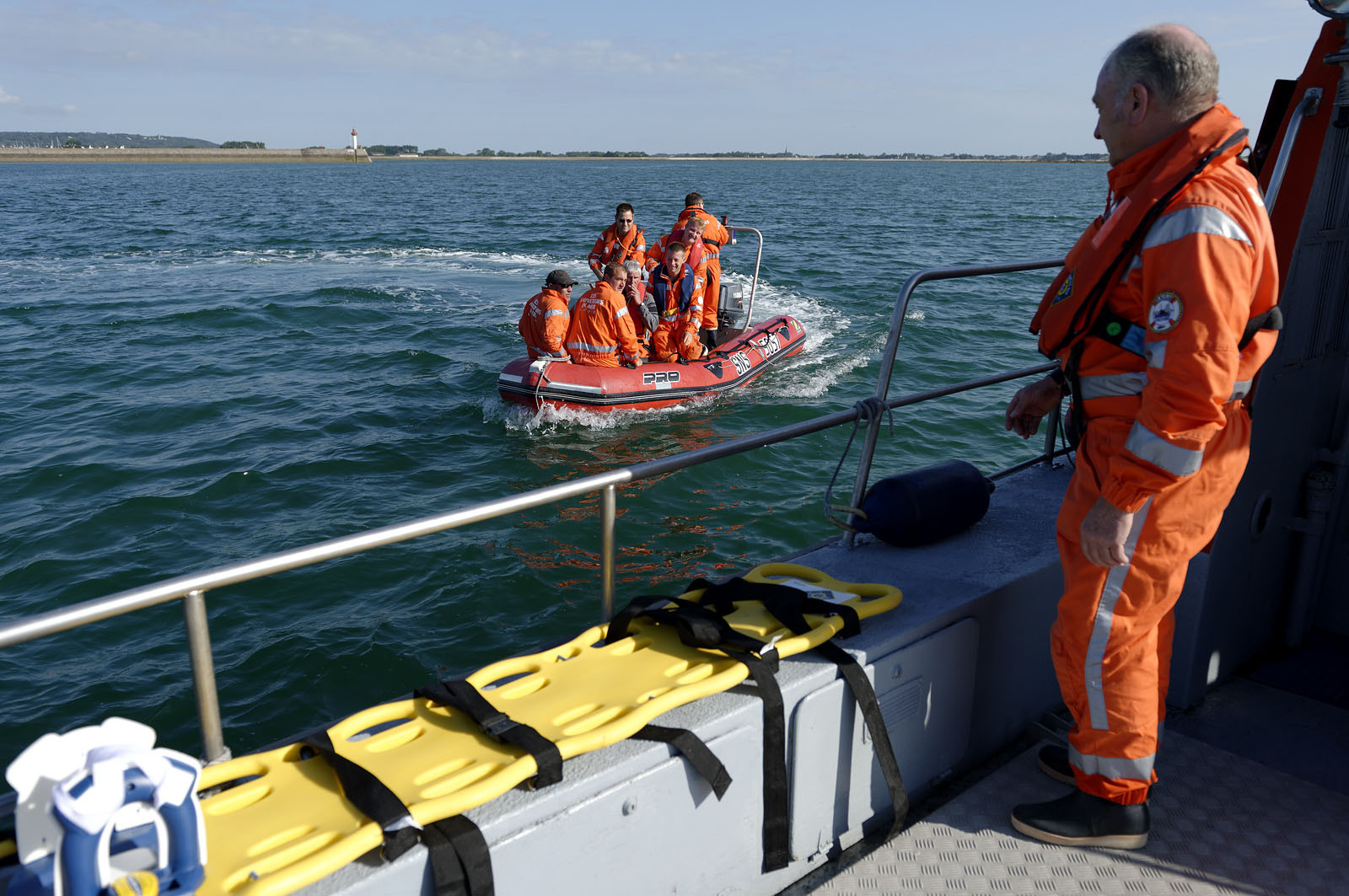 La société nationale de sauvetage en mer est une des expressions les plus abouties de la solidarité des gens de mer face aux drames et accidents maritimes à proximité de nos côtes.La SNSM actuelle est née en 1967, mais depuis plus d'un siècle et demi, des bénévoles issus du monde maritime professionnel et, de plus en plus désormais, d'autres milieux s'investissent localement pour apporter une aide irremplaçable aux usagers de la mer. Association reconnue d'utilité publique dont la mission première est le sauvetage des personnes en danger en mer, la SNSM exerce trois types d'activités : le sauvetage en mer proprement dit, la formation des nageurs sauveteurs saisonniers et la prévention des risques nautiques.Nous avons coutume de dire de nos équipages qu'ils donnent tout et ne prennent rien..sauf les risquesXavier de la Gorce , Président de la SNSM