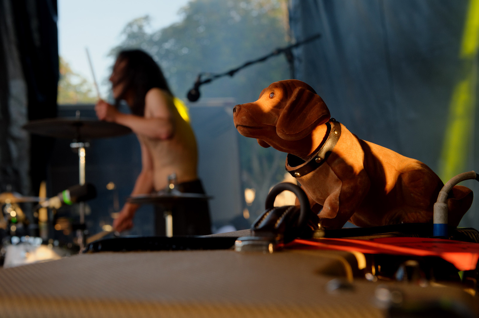 The ShoepolishersLes cireurs de pompe, dans la langue de Molière, n'en sont pas à leur coup d'essai. Avec pas moins de quatre albums dont un double live et un DVD vendu à plus de 10 000 exemplaires à leur actif, les Shoepolishers ont usé leurs savates sur une ribambelle de scènes et de festivals qu'ils ont peine à dénombrer. Leur musique, savant mélange folk rock agrémenté de consonances celtiques aux paroles un brin délirantes, constitue une invitation pour Blairoland. Ce monde fictif, peuplé de farfelus personnages dans un imaginaire conçu de toutes pièces, répand une énergie aussi électrisante que contagieuse sur scène. (http:  www.shoepolishers.fr)