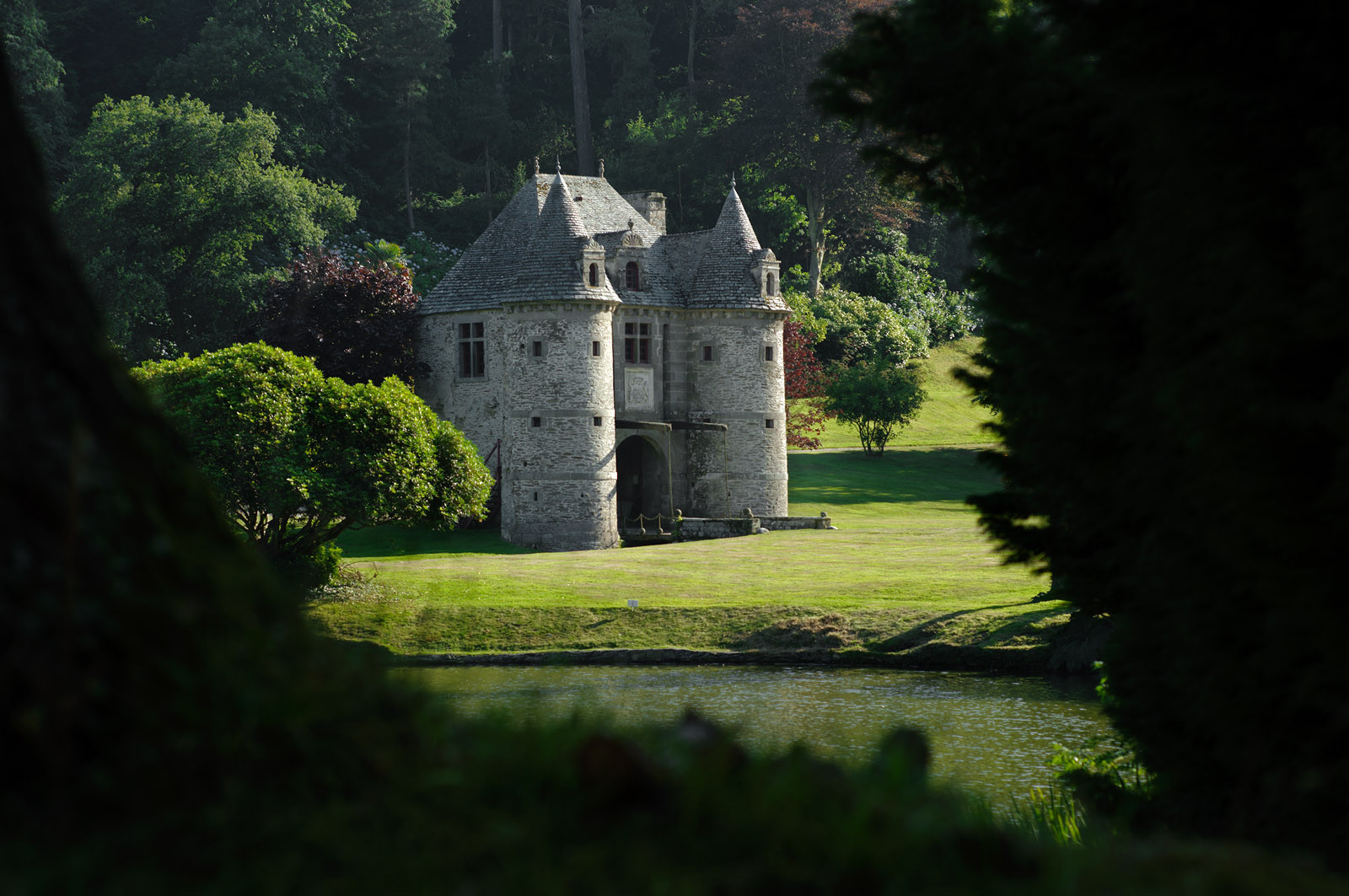 Situé sur la commune d'Urville-Nacqueville, l'ensemble ravissant du Château et du Parc de Nacqueville est caché dans une vallée côtière et verdoyante à 20 minutes à l'ouest de Cherbourg, dans la presqu'île du Cotentin (Manche).