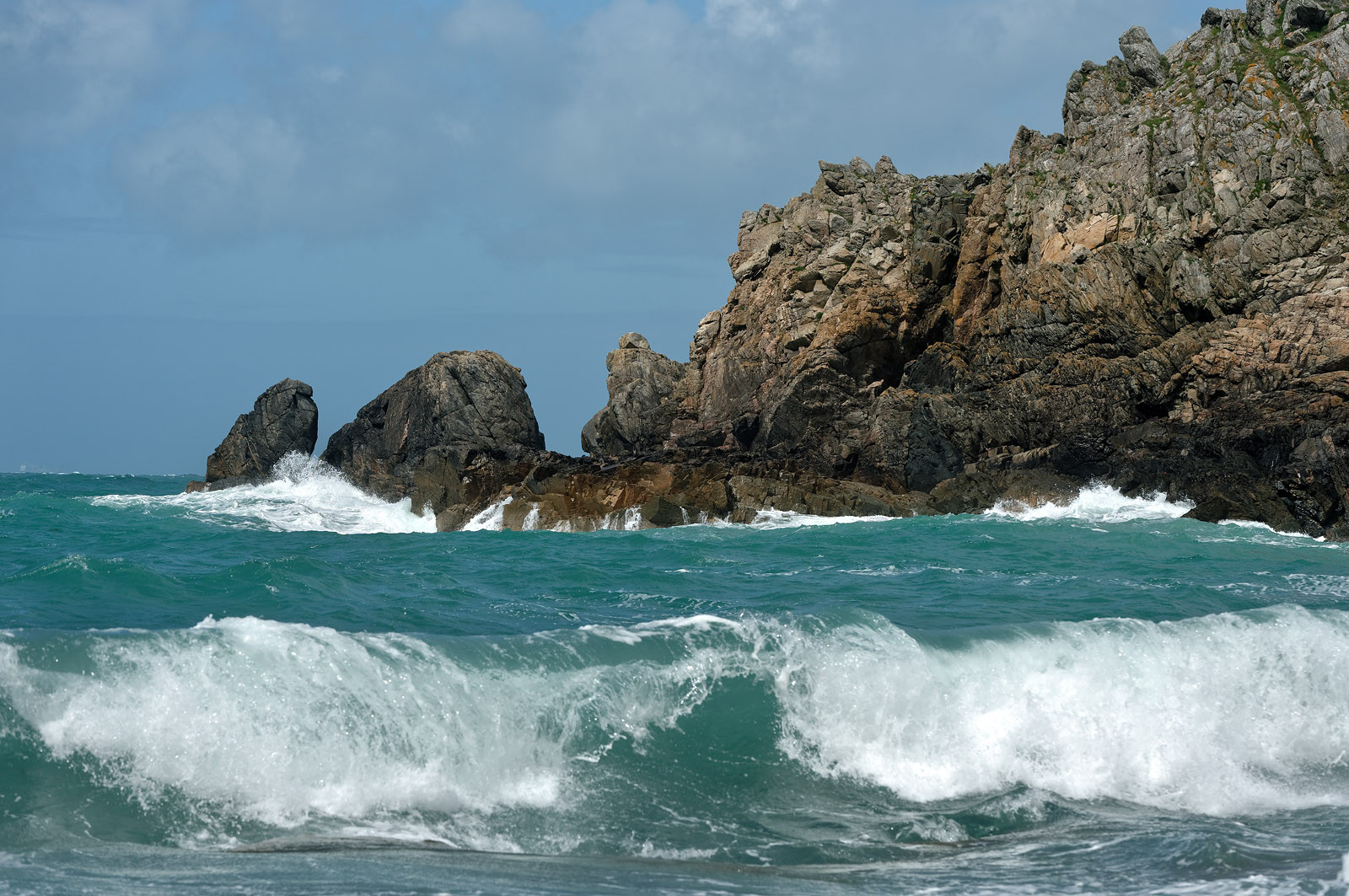 Cette baie bien abritée est une plage de galets et de sable fin, et tire son nom des moulins qui existaient autrefois dans la vallée qui la surplombe (écailler le grain). Les roches de l'anse de Cul Rond figurent parmi les plus anciennes de France : plus de 2 milliards d'années.