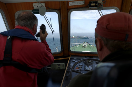 Une manoeuvre réussie est une catastrophe évitée de justesse dit-on.Une formule sans doute excessive mais qui a le mérite de maintenir à l'esprit de chacun qu'il n'existe pas de routine quand il s'agit de manoeuvrer des géants de plusieurs dizaines de milliers de tonnes dans les écluses et les bassins portuaires avec une précision de l'ordre du mètre. Tout l'art du pilote, fin connaisseur des lieux et de leurs pièges, est d'appréhender rapidement le comportement et les capacités manoeuvrières d'un navire inconnu. C'est à lui en effet qu'il appartient de conseiller le pacha pour la bonne réalisation de ce qui reste l'une des phases les plus délicates de l'expédition maritime : l'entrée en port puis l'accostage.