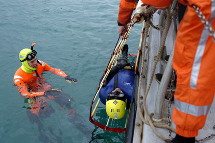 La station est idéalement située à la pointe du nord Cotentin sur la commune d'Auderville.Située aux abords du Raz Blanchard , à 10 miles nautique d'Aurigny et des Iles Anglo-Normandes, le rayon d'action de la station est vaste et se situe de la pointe de Flamanville coté ouest jusqu'au cap Lévy dans l'est.L'abri a une architecture unique en France et sa spécificité réside sur le fait que l'ensemble canot chariot (soit presque 30 tonnes au total ) pivote sur un axe d'une cale à l'autre afin d'être opérationnel  24 heures sur 24 et 365 jours par an quelque soit la marée et les conditions météorologiques.