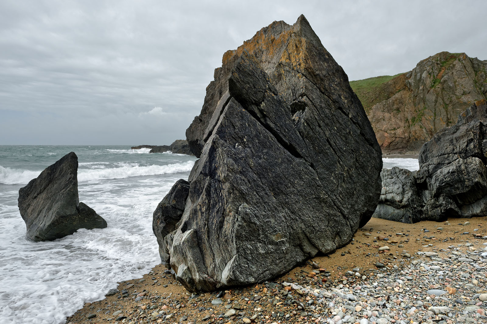 Cette baie bien abritée est une plage de galets et de sable fin, et tire son nom des moulins qui existaient autrefois dans la vallée qui la surplombe (écailler le grain). Les roches de l'anse de Cul Rond figurent parmi les plus anciennes de France : plus de 2 milliards d'années.