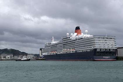Une manoeuvre réussie est une catastrophe évitée de justesse dit-on.Une formule sans doute excessive mais qui a le mérite de maintenir à l'esprit de chacun qu'il n'existe pas de routine quand il s'agit de manoeuvrer des géants de plusieurs dizaines de milliers de tonnes dans les écluses et les bassins portuaires avec une précision de l'ordre du mètre. Tout l'art du pilote, fin connaisseur des lieux et de leurs pièges, est d'appréhender rapidement le comportement et les capacités manoeuvrières d'un navire inconnu. C'est à lui en effet qu'il appartient de conseiller le pacha pour la bonne réalisation de ce qui reste l'une des phases les plus délicates de l'expédition maritime : l'entrée en port puis l'accostage.