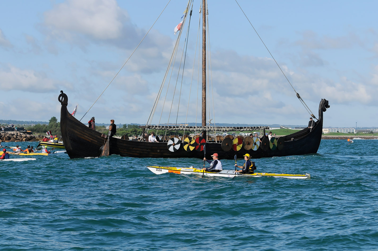 La rade de Cherbourg-en-Cotentin, qui figure parmi les plus grandes rades atificielles au monde, offre aux passionnés, débutants ou confirmés, la possibilité de pratiquer voile, aviron de mer, surf, kayak, ski nautique, funboard, plongée, kitesurf, waveski…