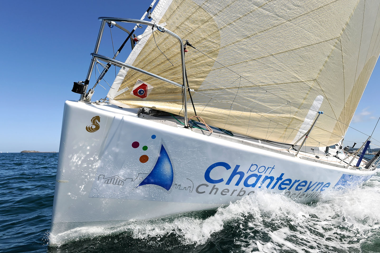 La rade de Cherbourg-en-Cotentin, qui figure parmi les plus grandes rades atificielles au monde, offre aux passionnés, débutants ou confirmés, la possibilité de pratiquer voile, aviron de mer, surf, kayak, ski nautique, funboard, plongée, kitesurf, waveski…