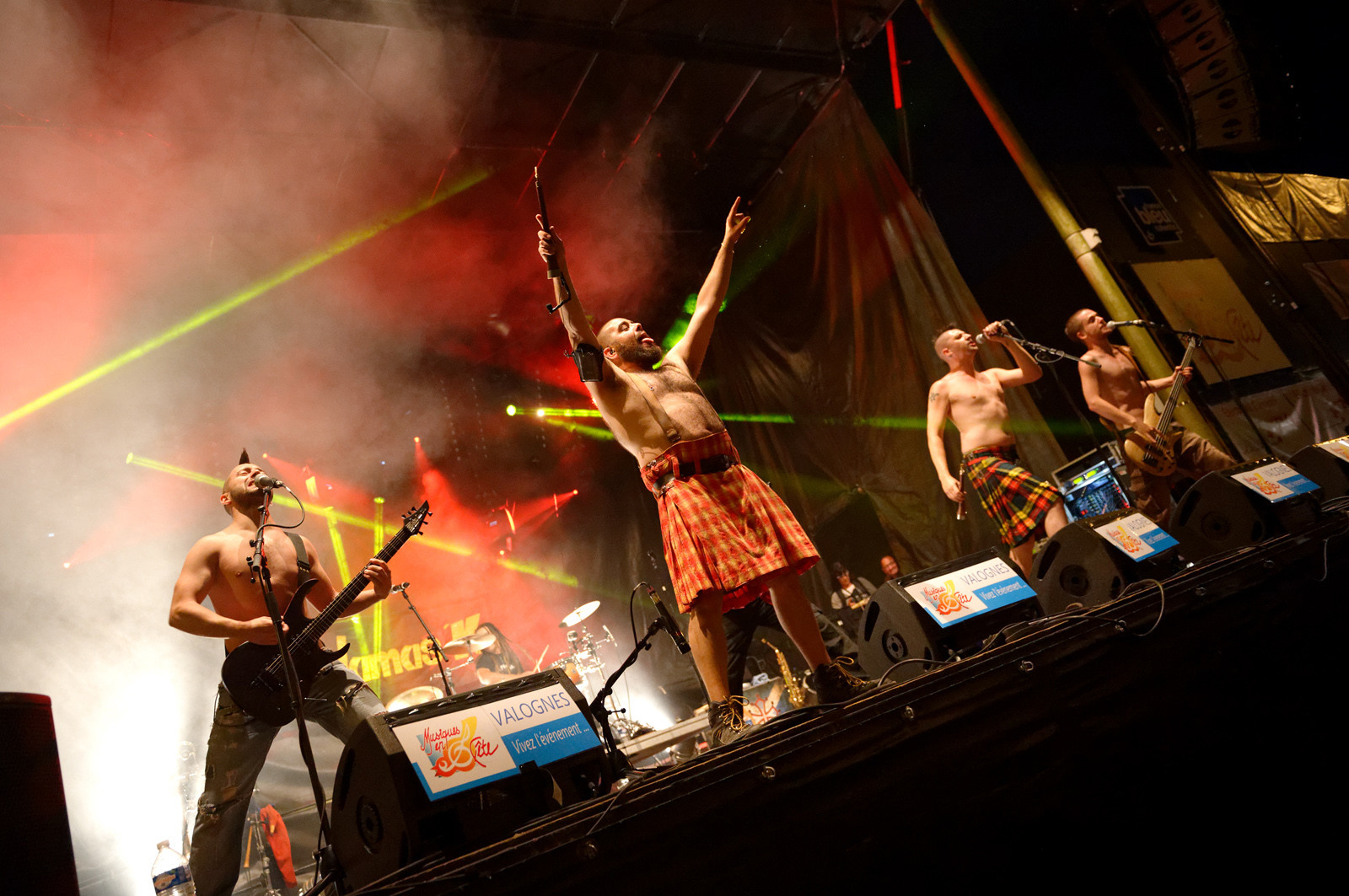 GOULAMAS'K voit le jour en 1999 dans la garrigue de Béziers. Dès les 1ers concerts, la couleur est donnée : un ska rock teinté de reggae punk, chanté en français, occitan, catalan et castillan, les langues natales des musiciens. Un des credo du groupe est la revendication et la reconnaissance de la diversité des langues et des cultures. Le nom même du groupe est tiré du mot occitan golamas (très usité dans la région du groupe et qui désigne quelqu'un de négligé, brouillon…). http:  www.goulamas-k.com