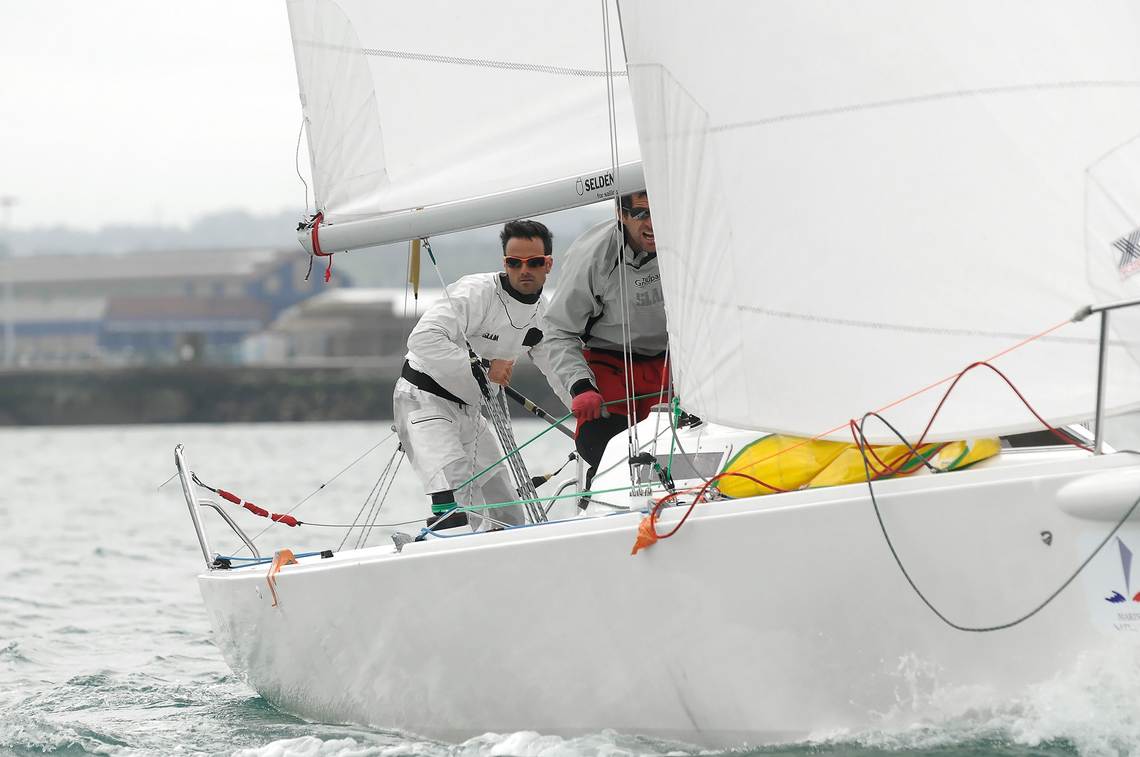 Franck CAMMASLa rade de Cherbourg-en-Cotentin, qui figure parmi les plus grandes rades atificielles au monde, offre aux passionnés, débutants ou confirmés, la possibilité de pratiquer voile, aviron de mer, surf, kayak, ski nautique, funboard, plongée, kitesurf, waveski…