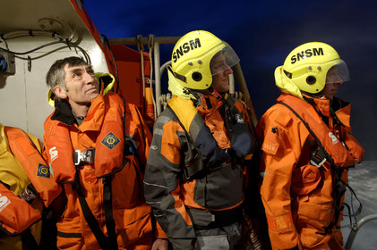La station est idéalement située à la pointe du nord Cotentin sur la commune d'Auderville.Située aux abords du Raz Blanchard , à 10 miles nautique d'Aurigny et des Iles Anglo-Normandes, le rayon d'action de la station est vaste et se situe de la pointe de Flamanville coté ouest jusqu'au cap Lévy dans l'est.L'abri a une architecture unique en France et sa spécificité réside sur le fait que l'ensemble canot chariot (soit presque 30 tonnes au total ) pivote sur un axe d'une cale à l'autre afin d'être opérationnel  24 heures sur 24 et 365 jours par an quelque soit la marée et les conditions météorologiques.