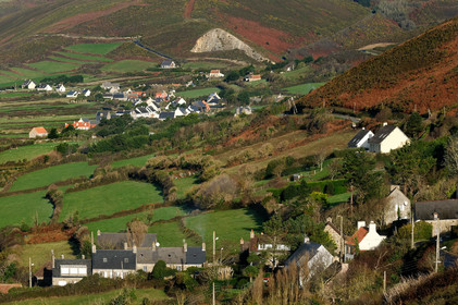 Le village de Vauville fait partie des sites classés de la Hague, Cap Cotentin. Les Pierres Pouquelées, galerie néolithique, sont un témoignage de l'Antiquité.La mare de Vauville est une réserve naturelle. Créée en 1976 c'est l'une des 135 réserves naturelles de France. Géré par le Groupe Ornithologique Normand depuis 1983, c'est un marais d'eau douce protégé de la mer par un étroit cordon dunaire. La mare de Vauville fait 62 ha, il y a plus de 150 espèces d'oiseaux ainsi que de 350 plantes et 16 espèces de batraciens.Un édifice autrefois religieux domine le village. C'est le prieuré de Vauville construit dans les landes, sur le haut d'une colline.Créé par Eric et Nicole Pellerin en 1947, l'exceptionnel jardin botanique du château de Vauville occupe plus de 40 000 m2. Abritant plus de 1000 espèces de l'hémisphère austral, le jardin entoure le château de Vauville dans une ambiance subtropicale tout à fait surprenante.
