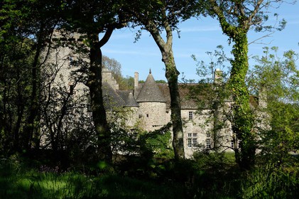 Le manoir du Dur Ecu est situé sur la commune d'Urville-Nacqueville (Manche).La légende attribue son nom à un épisode guerrier au cours duquel Guillaume le Conquérant aurait eu la vie sauvée par Robert Le Fort qui le protégea de son bouclier (on disait alors un écu).
