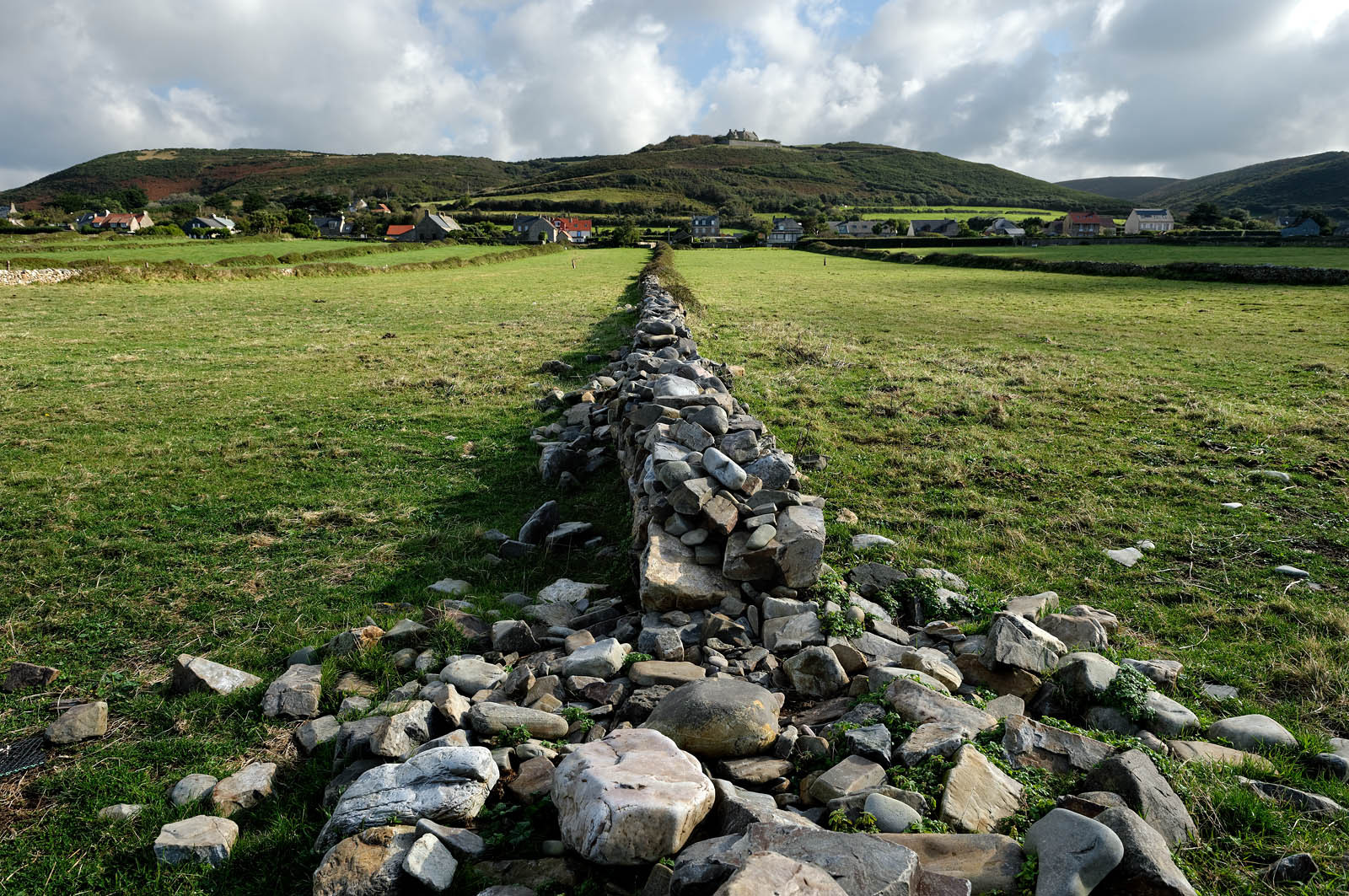 Le village de Vauville fait partie des sites classés de la Hague, Cap Cotentin. Les Pierres Pouquelées, galerie néolithique, sont un témoignage de l'Antiquité.La mare de Vauville est une réserve naturelle. Créée en 1976 c'est l'une des 135 réserves naturelles de France. Géré par le Groupe Ornithologique Normand depuis 1983, c'est un marais d'eau douce protégé de la mer par un étroit cordon dunaire. La mare de Vauville fait 62 ha, il y a plus de 150 espèces d'oiseaux ainsi que de 350 plantes et 16 espèces de batraciens.Un édifice autrefois religieux domine le village. C'est le prieuré de Vauville construit dans les landes, sur le haut d'une colline.Créé par Eric et Nicole Pellerin en 1947, l'exceptionnel jardin botanique du château de Vauville occupe plus de 40 000 m2. Abritant plus de 1000 espèces de l'hémisphère austral, le jardin entoure le château de Vauville dans une ambiance subtropicale tout à fait surprenante.