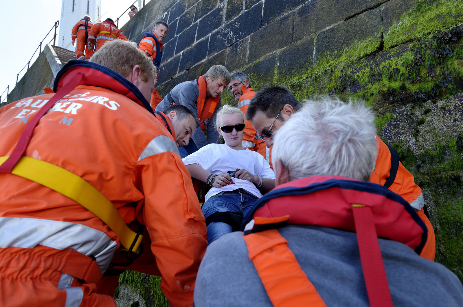 La société nationale de sauvetage en mer est une des expressions les plus abouties de la solidarité des gens de mer face aux drames et accidents maritimes à proximité de nos côtes.La SNSM actuelle est née en 1967, mais depuis plus d'un siècle et demi, des bénévoles issus du monde maritime professionnel et, de plus en plus désormais, d'autres milieux s'investissent localement pour apporter une aide irremplaçable aux usagers de la mer. Association reconnue d'utilité publique dont la mission première est le sauvetage des personnes en danger en mer, la SNSM exerce trois types d'activités : le sauvetage en mer proprement dit, la formation des nageurs sauveteurs saisonniers et la prévention des risques nautiques.Nous avons coutume de dire de nos équipages qu'ils donnent tout et ne prennent rien..sauf les risquesXavier de la Gorce , Président de la SNSM