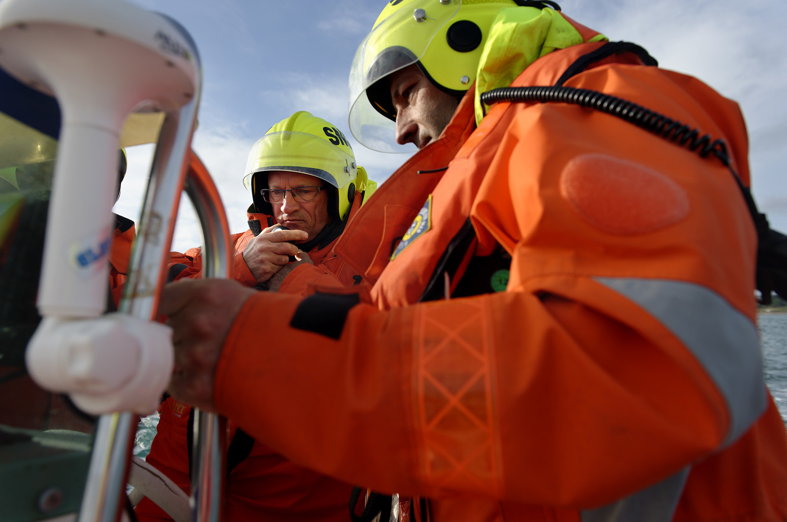 La société nationale de sauvetage en mer est une des expressions les plus abouties de la solidarité des gens de mer face aux drames et accidents maritimes à proximité de nos côtes.La SNSM actuelle est née en 1967, mais depuis plus d'un siècle et demi, des bénévoles issus du monde maritime professionnel et, de plus en plus désormais, d'autres milieux s'investissent localement pour apporter une aide irremplaçable aux usagers de la mer. Association reconnue d'utilité publique dont la mission première est le sauvetage des personnes en danger en mer, la SNSM exerce trois types d'activités : le sauvetage en mer proprement dit, la formation des nageurs sauveteurs saisonniers et la prévention des risques nautiques.Nous avons coutume de dire de nos équipages qu'ils donnent tout et ne prennent rien..sauf les risquesXavier de la Gorce , Président de la SNSM