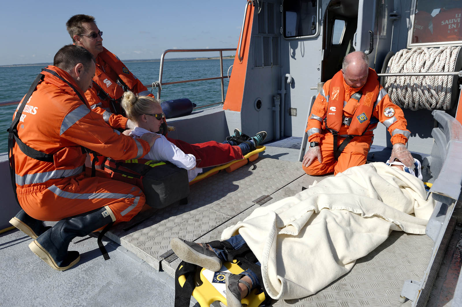 La société nationale de sauvetage en mer est une des expressions les plus abouties de la solidarité des gens de mer face aux drames et accidents maritimes à proximité de nos côtes.La SNSM actuelle est née en 1967, mais depuis plus d'un siècle et demi, des bénévoles issus du monde maritime professionnel et, de plus en plus désormais, d'autres milieux s'investissent localement pour apporter une aide irremplaçable aux usagers de la mer. Association reconnue d'utilité publique dont la mission première est le sauvetage des personnes en danger en mer, la SNSM exerce trois types d'activités : le sauvetage en mer proprement dit, la formation des nageurs sauveteurs saisonniers et la prévention des risques nautiques.Nous avons coutume de dire de nos équipages qu'ils donnent tout et ne prennent rien..sauf les risquesXavier de la Gorce , Président de la SNSM