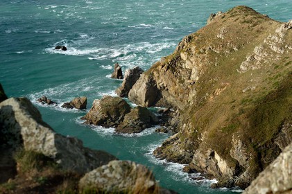 Situé sur la commune de Jobourg (Manche), le Nez de Jobourg s'élève à 126 mètres de haut, classé parmi les plus hautes d'Europe.En empruntant le sentier des douaniers, le promeneur voit la nature se décliner sous toutes ses formes,Le Nez de Jobourg offre un panorama exceptionnel, du cap de la Hague jusqu'au cap de Flamanville, ainsi que sur les îles Anglo-Normandes.