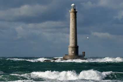 Le phare de Goury, situé sur la commune d'Auderville (Manche) et mis en service en 1837, signale l'un des courants de marée les plus forts d'Europe : le Raz Blanchard. Il est inscrit aux monuments historiques depuis 2009.